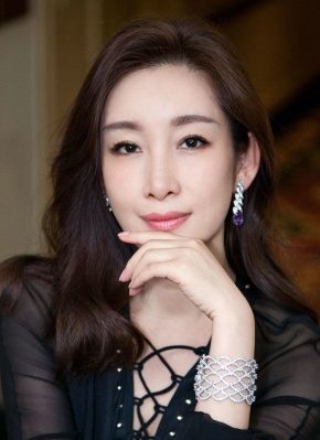 只盯着小伙子的护士